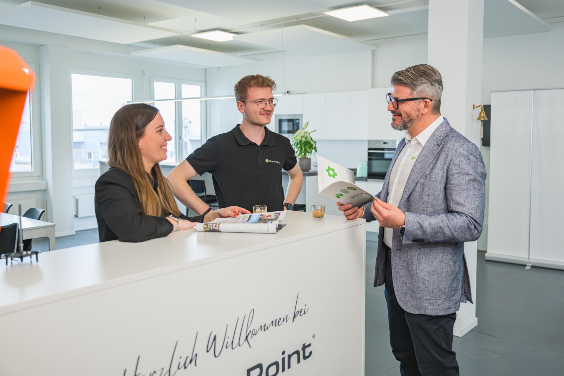 Über uns - AkkuPoint AG in Villmergen, ihr Partner für Profi-Anwender im B2B &&nbsp;B2G Bereich. Als internationaler Entwickler und Fachhändler bieten wir kompetente und verbindliche Lösungen für Feuerwehr, Polizei, Spital & Rettung, Militär, Zivilschutz&nbsp;und&nbsp;Industrie. Unser Sortiment besteht aus Akkus, Batterien, Lichtlösungen, Mobile Stromversorgung, Funkzubehör, Lade- und Prüftechnik, Schutzhelme, Gehörschutz und individuelle Sonderanfertigungen. 6