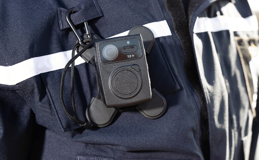Bodycams - AkkuPoint AG in Villmergen, ihr Partner für Profi-Anwender im B2B &&nbsp;B2G Bereich. Als internationaler Entwickler und Fachhändler bieten wir kompetente und verbindliche Lösungen für Feuerwehr, Polizei, Spital & Rettung, Militär, Zivilschutz&nbsp;und&nbsp;Industrie. Unser Sortiment besteht aus Akkus, Batterien, Lichtlösungen, Mobile Stromversorgung, Funkzubehör, Lade- und Prüftechnik, Schutzhelme, Gehörschutz und individuelle Sonderanfertigungen. 1